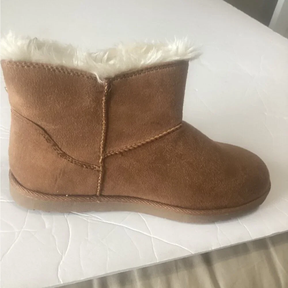 Brown Faux Fur Lined Ankle Boot with Bow girls size 4 left boot only